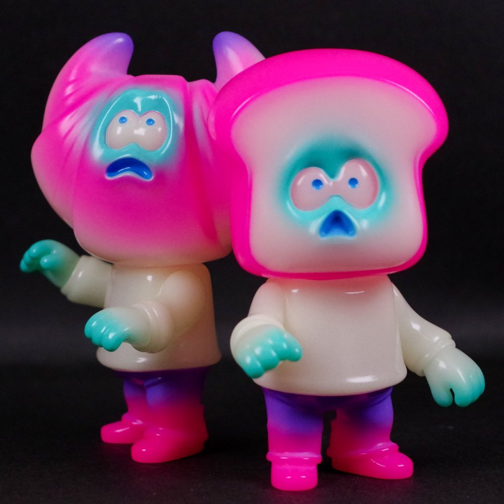 hakaba_gallery's tweet image. 【#ソフビ 情報】#HUMAN_ROBOT より #ショックン ・ #ワッサン（蓄光）2個セットが登場！
暗闇の中、困り顔で光る彼らのかわいさにおもわずジタバタしてしまいそう！
梅雨のじめじめを吹き飛ばすサイケなセットだ！
抽選期間は6月28日(金)18時〜30日(日)23時59分まで！
hakabanogarou.jp/archives/56086…