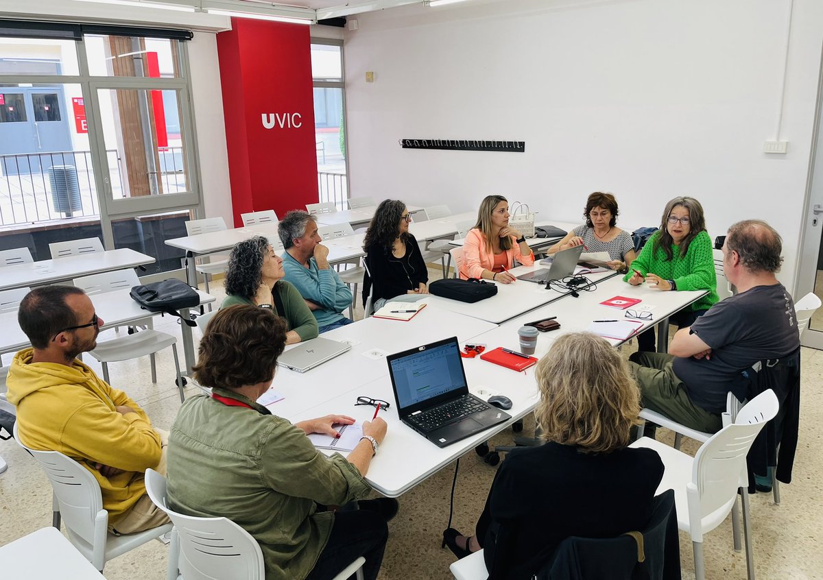 Sessió de tancament i valoració del programa Escola i Universitat (EU) del curs 2023/2024 <a href="/UVic_FETEP/">FETEP - UVic</a> <a href="/uvic_ucc/">UVic-UCC</a> Destaquem punts forts i aspectes de millora per seguir consolidant la relació, necessària, entre les escoles i la Universitat, per una bona Formació Inicial de Mestres