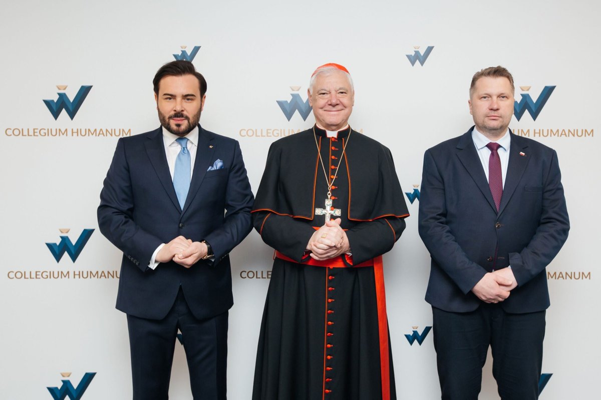 Bob57PL's tweet photo. @Marek_Kuna_ @CzarnekP 47 kolejnych lat w więzieniu razem z kumplem z Collegium Humanum, który łapał pracowników za genitalia (tu stoi, ale już siedzi) ❗️❗️❗️😘 https://t.co/gwS7N98Jd2