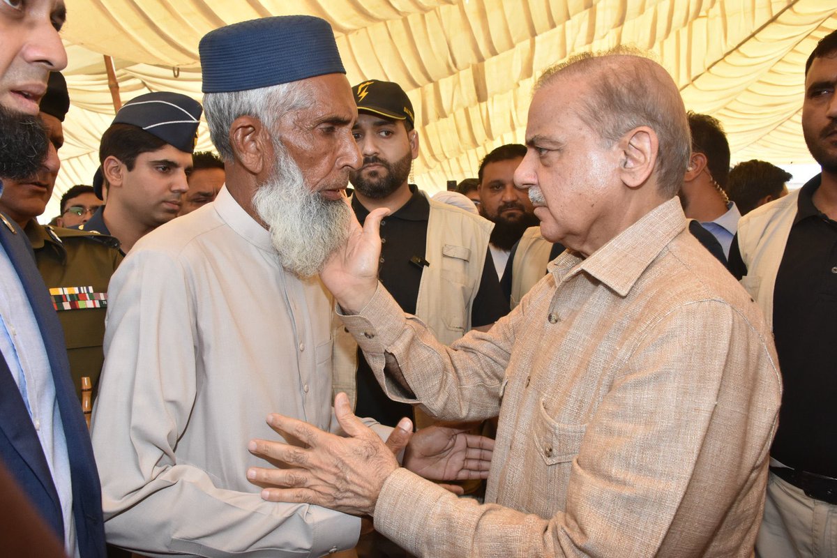 Rai Kalan, District Kasur: Prime Minister Muhammad Shehbaz Sharif offered the Namaz-e-Janazah for Captain Muhammad Faraz Ilyas who was martyred in Lakki Marwat and participated in the burial of Shaheed.