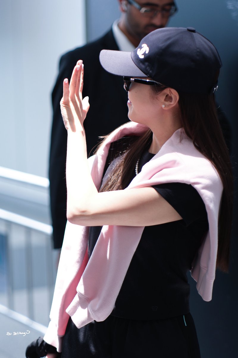 Selitung's tweet photo. 240611 HKG 🛫

Byebye! 

#JessicaJung #제시카 #鄭秀妍 https://t.co/rj5eqjMTuT