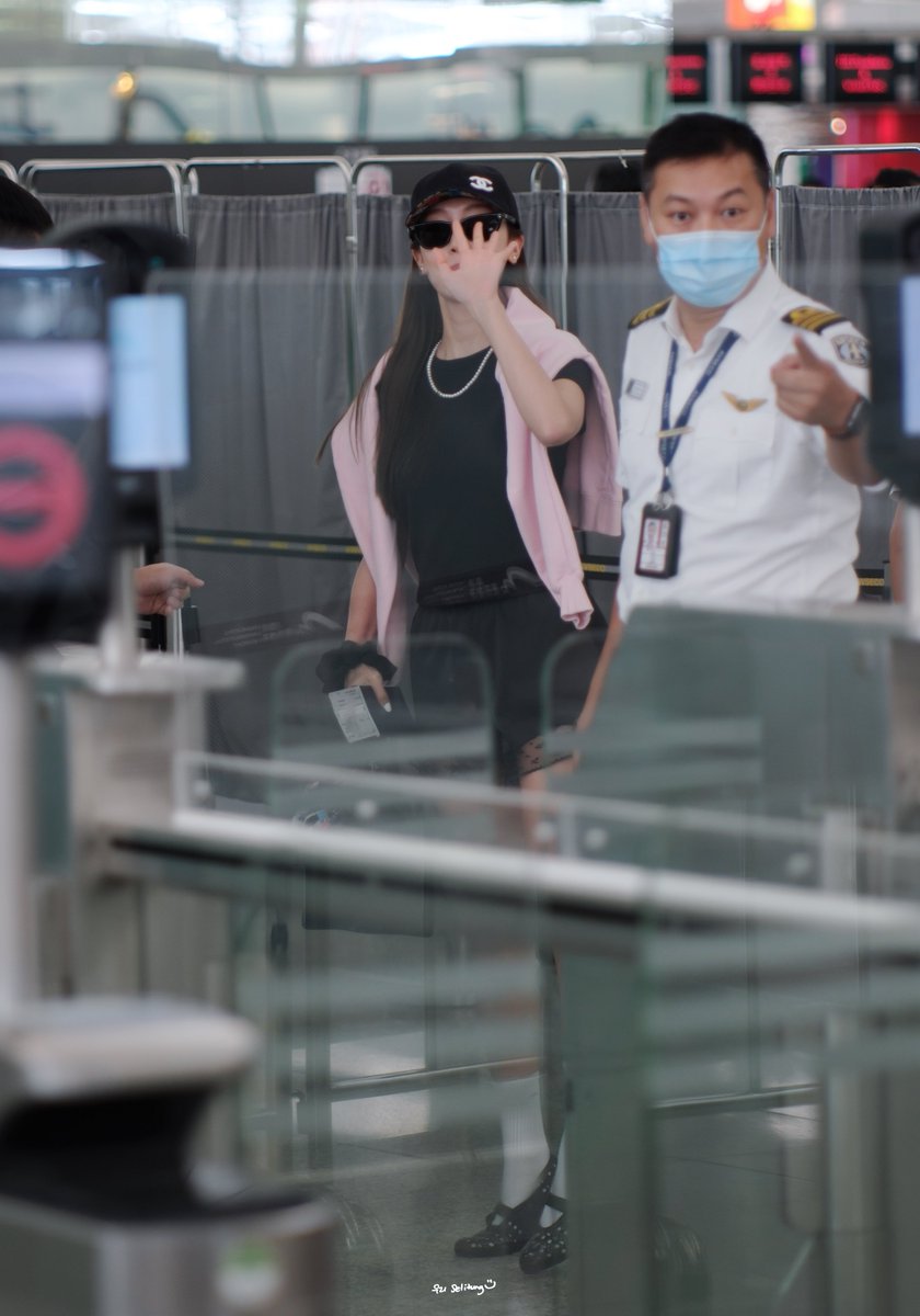 Selitung's tweet photo. 240611 HKG 🛫

Byebye! 

#JessicaJung #제시카 #鄭秀妍 https://t.co/rj5eqjMTuT