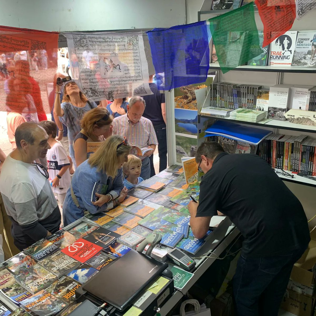 Excelente respuesta de este pasado domingo en la Feria del libro de Madrid y la firma de mi nuevo libro con Desnivel. Gracias al fenomenal equipo de Desnivel (Patricia, Alba y Miriam). Esta maravillosa y emocionante experiencia me da alas para seguir y mejorar.  ¡¡GRACIAS !!.