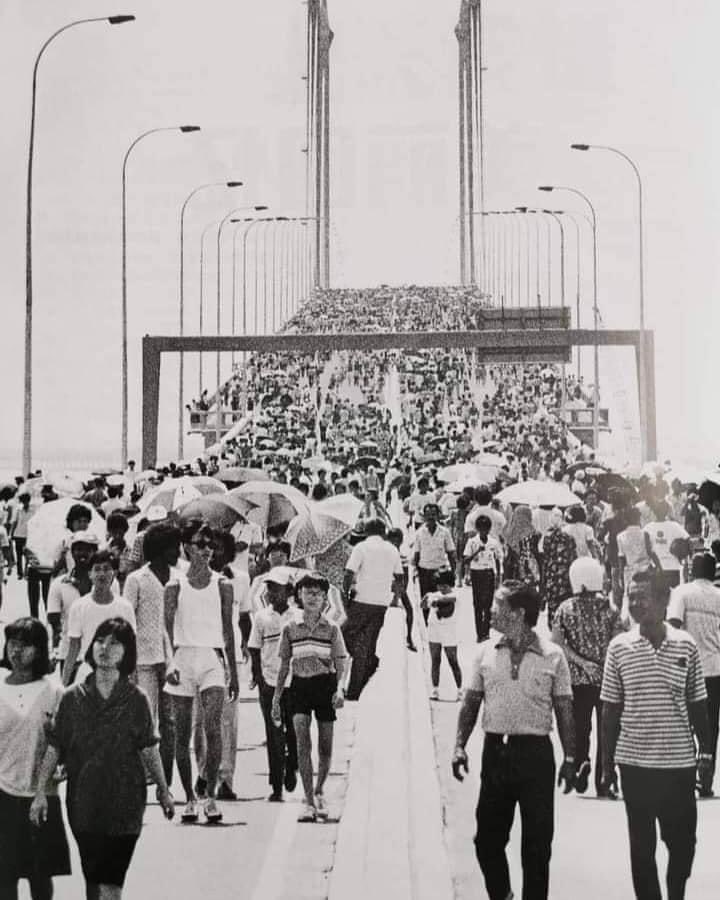 Bulan Jun 1985, Jambatan Pulau Pinang di buka untuk pejalan kaki merasai jambatan tersebut sebelum di buka kepada kenderaan.