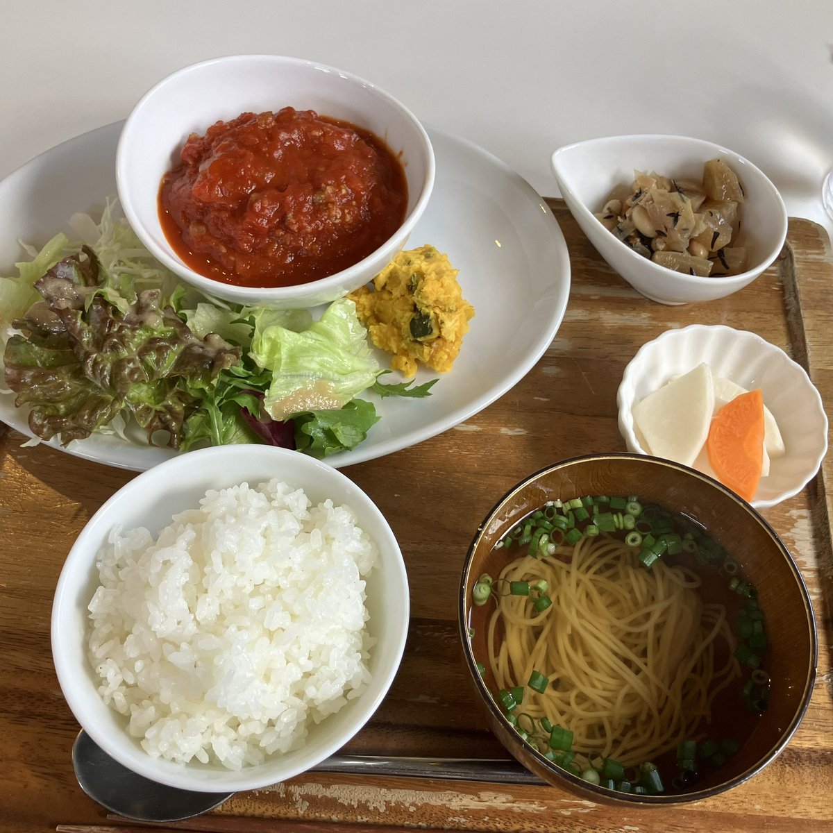 miwako_kobami's tweet photo. #今日のランチ
#kitchensoya
#豆腐ハンバーグ
#トマトソース
トマト味が濃くて栄養満点という感じ🍅
栄養摂りすぎだ😅 https://t.co/KtGv4BV9It