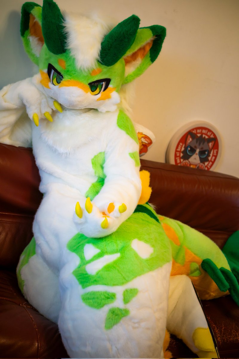 RayLopper's tweet image. “初次见面，我叫洛帕。
是的，我就是灰风的主人。
欢迎来到我的沙漠。当心，不要被风暴卷走了哦。”