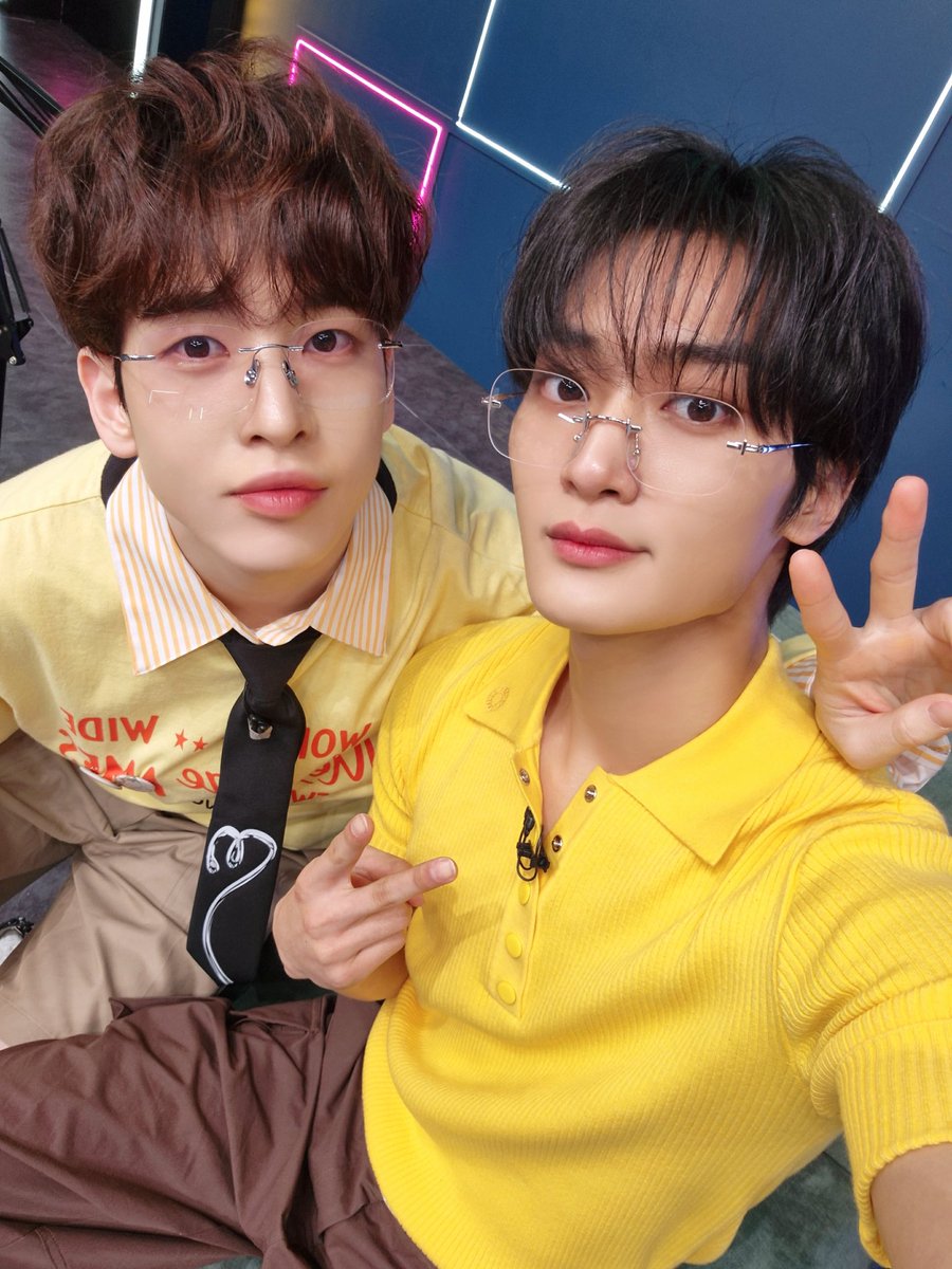 CRAVITYstarship's tweet photo. [📸] 240611
arirang TV #AfterSchoolClub
⠀
무더운 날씨에도 살아남는 방법💦
ㄴ 잘생긴 긱시크 런태즈 보기👓💛
⠀
#CRAVITY #크래비티
#앨런 #태영 https://t.co/K0SHWIRGld
