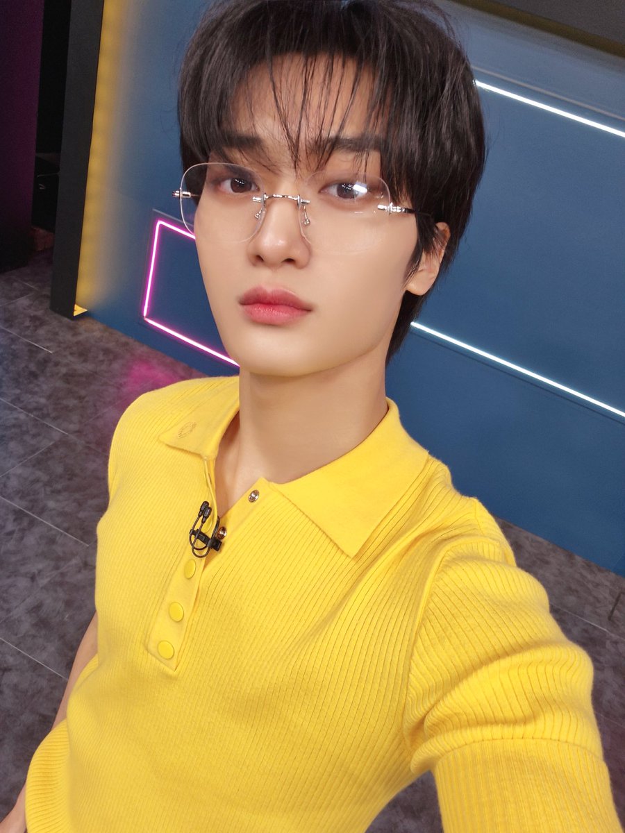 CRAVITYstarship's tweet photo. [📸] 240611
arirang TV #AfterSchoolClub
⠀
무더운 날씨에도 살아남는 방법💦
ㄴ 잘생긴 긱시크 런태즈 보기👓💛
⠀
#CRAVITY #크래비티
#앨런 #태영 https://t.co/K0SHWIRGld