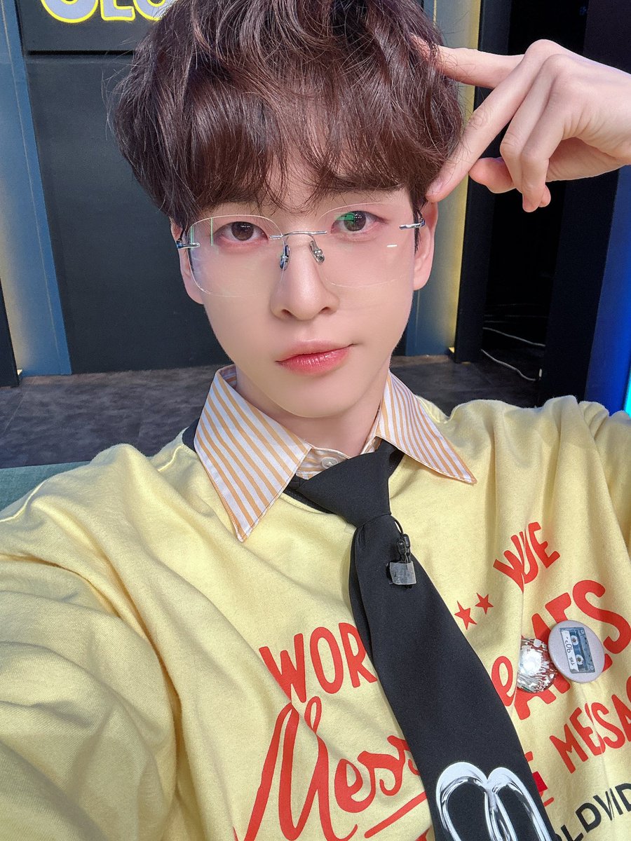 CRAVITYstarship's tweet photo. [📸] 240611
arirang TV #AfterSchoolClub
⠀
무더운 날씨에도 살아남는 방법💦
ㄴ 잘생긴 긱시크 런태즈 보기👓💛
⠀
#CRAVITY #크래비티
#앨런 #태영 https://t.co/K0SHWIRGld