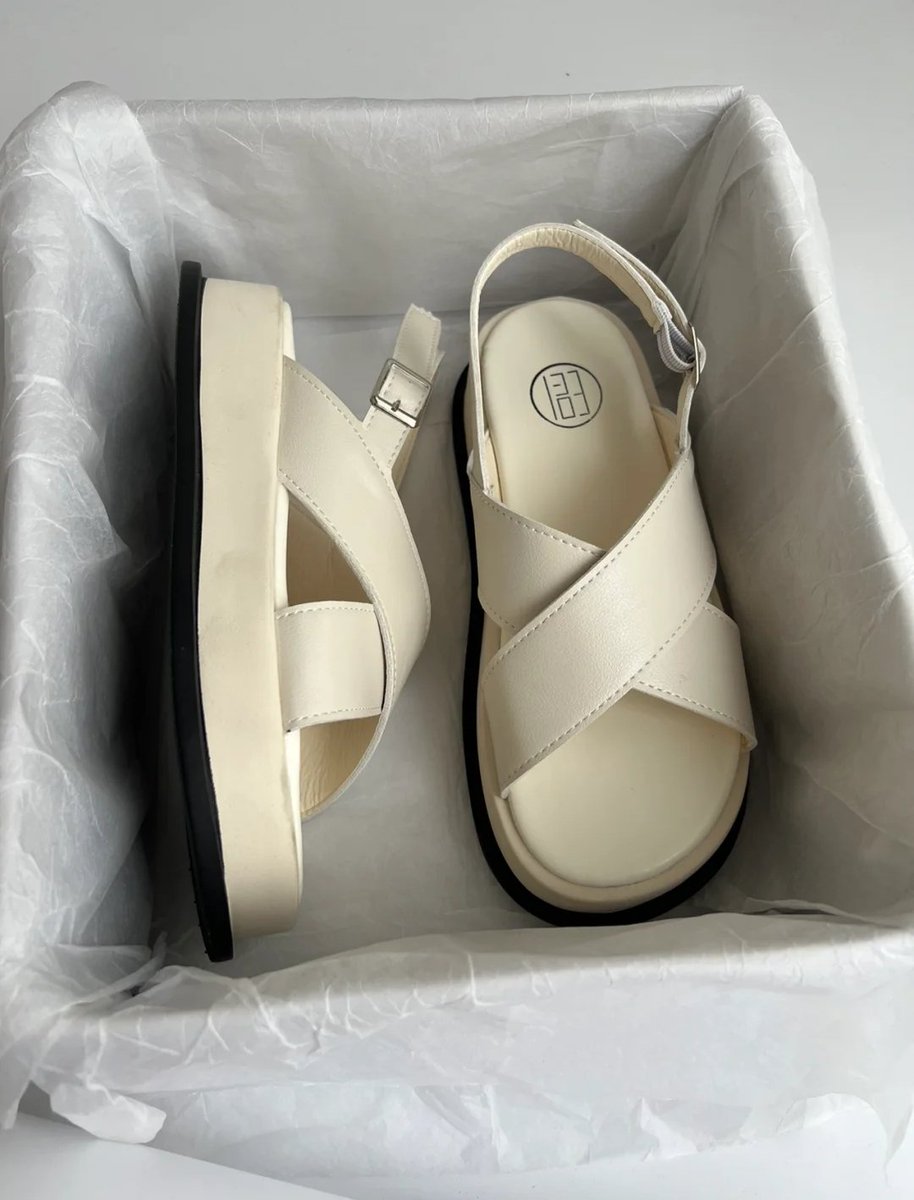 iyasudadeh_'s tweet photo. sekarang banyak banget sandal yg modelnya cakep begini, udh gitu bikin keliatan agak tinggi juga klo dipake😭👍🏻 https://t.co/lcUyJGe9Ck