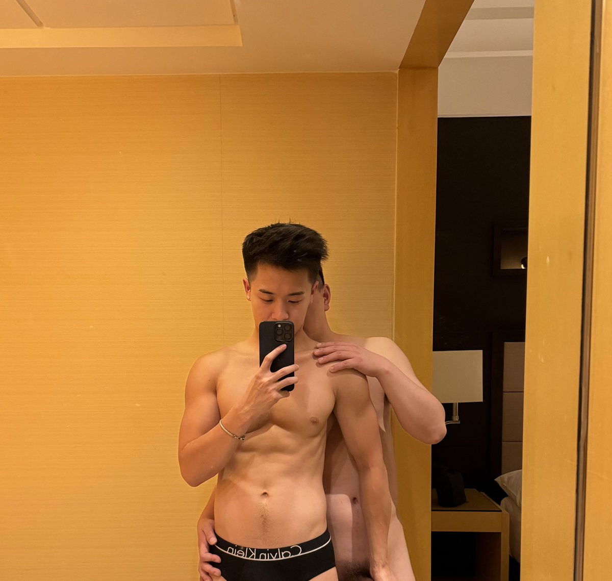 在上海的第一晚，專門從杭州上來找我的哥哥，19粗5說他自己是顏控，平常很難約到人，因為不好看會硬也硬不起來，從酒店大堂見面到坐電梯到房間也開始動手在摸了，一進到房間就抱著我，在我耳邊低聲的問我不用先驗貨嗎，壓我跪著把褲子脫下，前戲還沒開始整根就完全抬了起來，然後把屌放在我咀邊問我喜