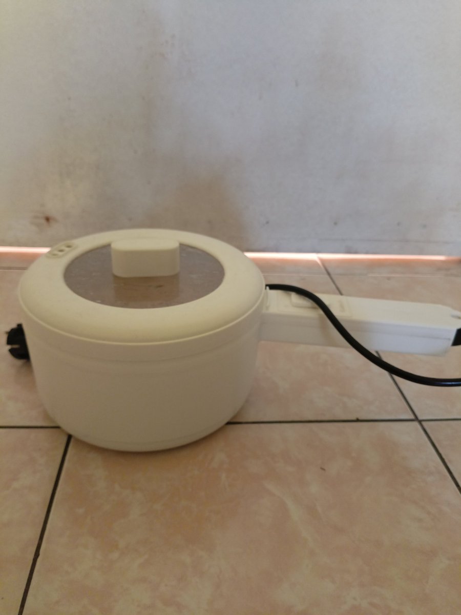 bonhun_'s tweet photo. @undipmfs Mau nitip preloved ku walau bukan baju... Yok guyss yg lagi cari cari rice cooker atau panci listrik. Penggunaan jarang, masih bagus, msih lengkap juga. Yok yg minat tanya-tanya, ditawar, lalu di keep:) https://t.co/1bcHBIbLWg