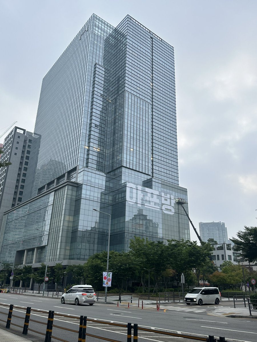 kchartsmaster's tweet photo. HYBE’s building right now:

APOBANGPO = Army forever BTS forever https://t.co/tqUAlNDtlm