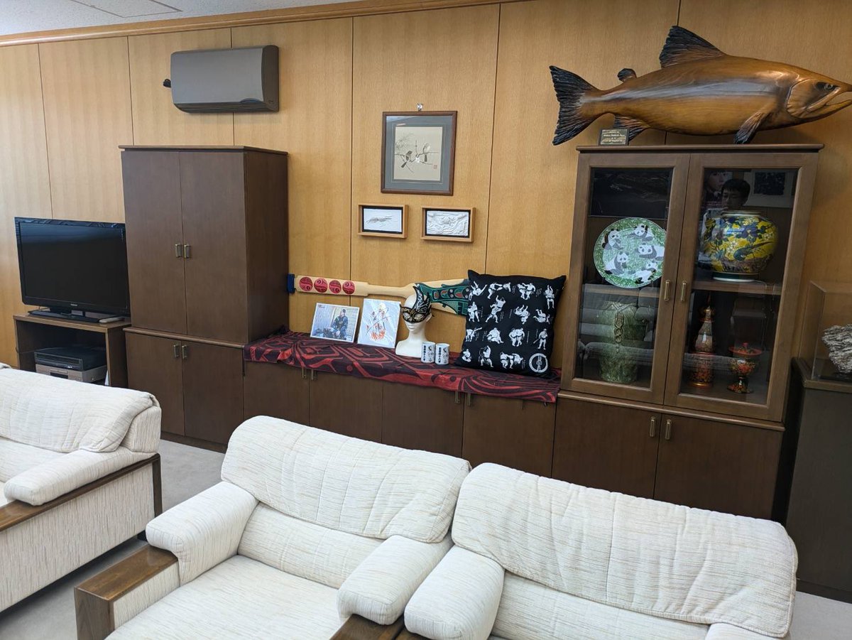taichi0319's tweet photo. おっ？
まさか？

石狩市副市長始め、役所の皆様
暖かく迎えてくださって、
ありがとうございました！

グッズまで綺麗に飾ってくれてるとは…

これは
あるな…😏

#石狩市
#石狩市役所 https://t.co/cmYoVqTxN5