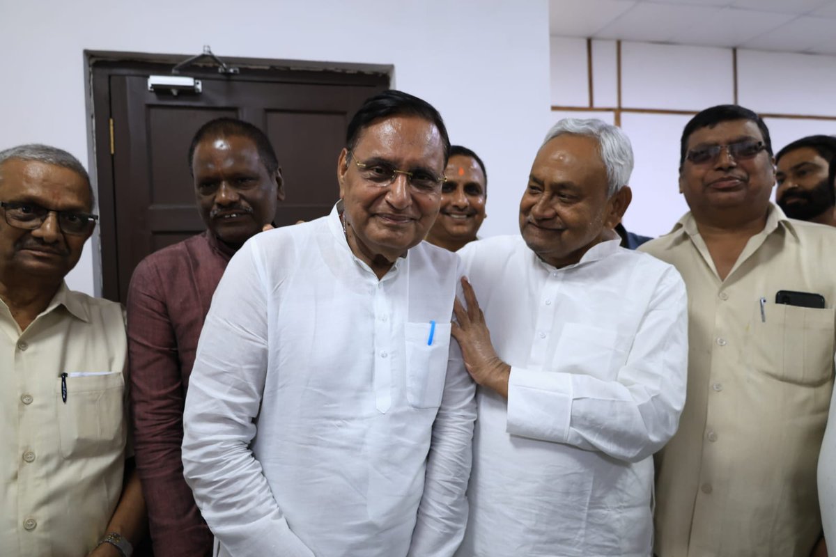 कल दिल्ली से लौटने के पश्चात माननीय मुख्यमंत्री और हम सभी के नेता श्री नीतीश कुमार जी से स्नेहिल मुलाकात हुई. 

प्रेम, स्नेह व विश्वास के साथ मार्गदर्शन करने वाले ऐसे नेता बिरले ही होते हैं.