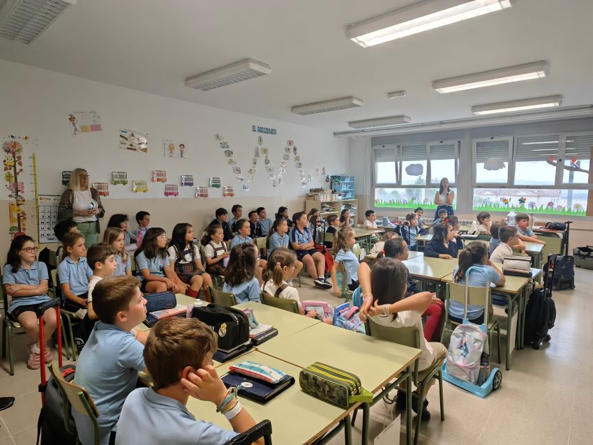 confuciouclm's tweet photo. Los estudiantes mostraron gran entusiasmo, repitiendo con alegría las frases chinas y disfrutando de los desafíos. Al final, intercambiaron puntos por premios, expresando su deseo de participar en futuras actividades culturales. https://t.co/kIZBdELNK1