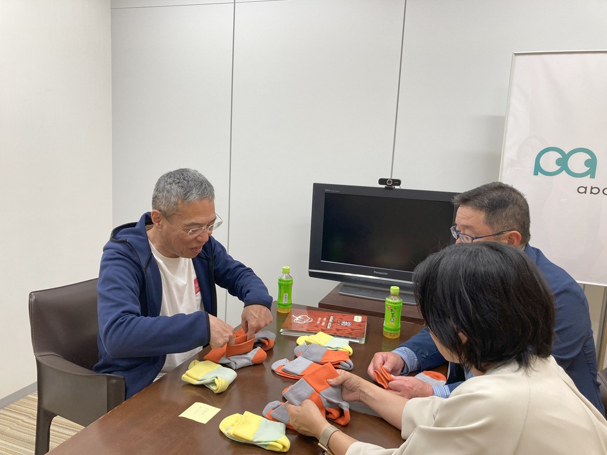 miyosawajirushi's tweet photo. 三代澤印「理想の靴下🧦」
第3回コラム　企画会議編②アップしました！
企画もいよいよ大詰め。
カラフルで履くとウキウキするような靴下ができそうです☺️
その様���はこちらから
↓↓↓
https://t.co/mfXXpFK1sw

#ドキハキ #三代澤印 #ABCミッケ #三代澤康司 #理想の靴下 #エコノレッグ #西垣靴下 https://t.co/wJUWAO8bg0