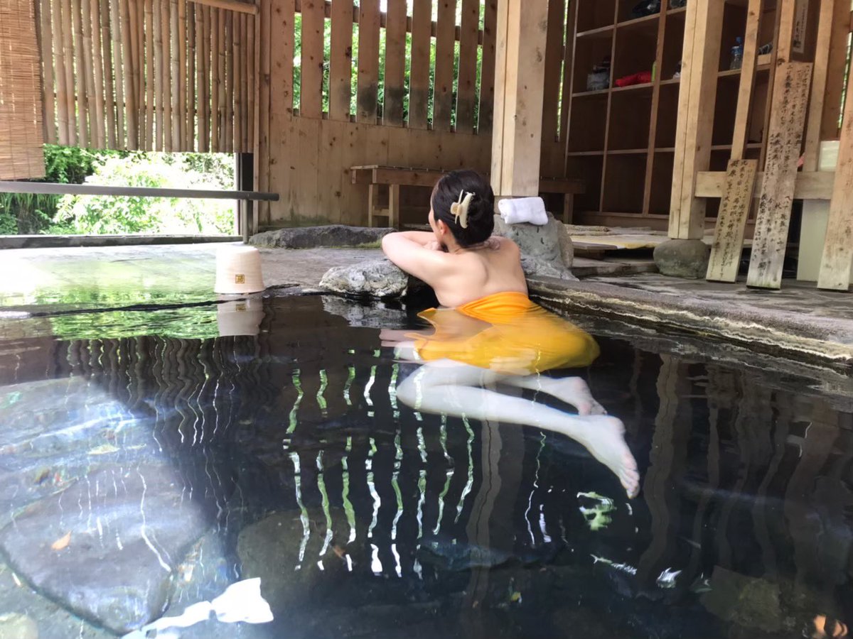 spaspaspa12345's tweet photo. 妻の後ろ姿が好き💕
ちょっとセクシーポーズなのですが、🐊さんに絡まれて不機嫌な妻👱‍♀️
とても可愛い自慢の妻です！ https://t.co/mGcDAx93On