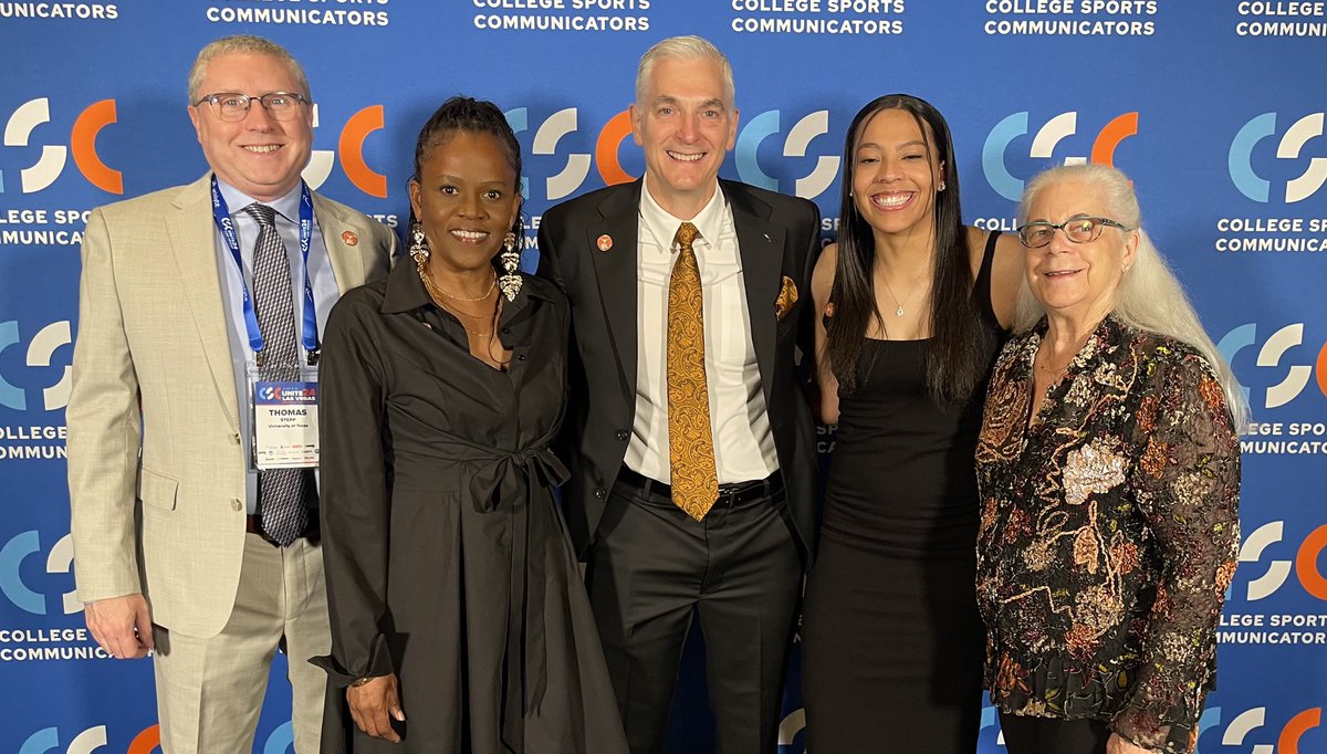 ThomasCStepp's tweet photo. What a great night celebrating such a deserving Hall of Famer! Congrats again @UT_Bianco! #HookEm 🤘 | @CollSportsComm https://t.co/aJzE0F42Mu