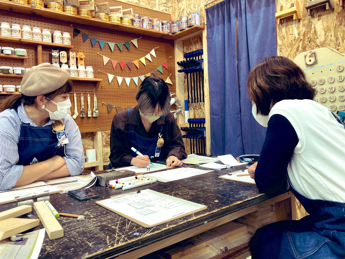 DIYBASE2's tweet photo. コーナン日根野&amp;DIYBASE泉佐野に来ています🙌

講師の設計研修開催中📝

10月の新作アイテムを題材に実際に設計しています。
・材料の決め方
・木材選定
・見落としがちなポイント

#コーナン日根野店
#diybase泉佐野

@kohnan_official https://t.co/ynBJzQep6S