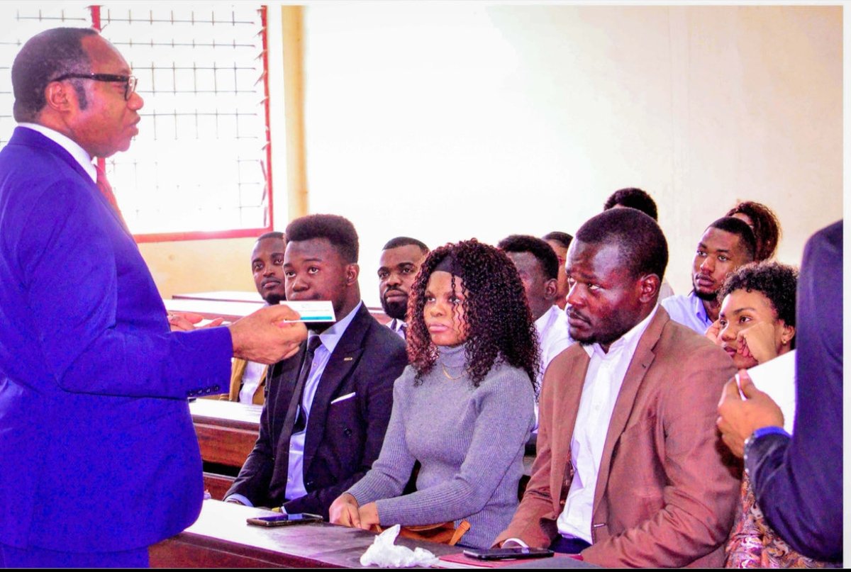 Je n’enseigne pas pour gagner de l’argent (salaires trop maigres), mais plutôt pour partager les connaissances et expériences. Cette reconnaissance par les étudiants vaut plus que l’or. Je suis heureux d’inspirer et de montrer le chemin aux plus jeunes désireux d’apprendre.