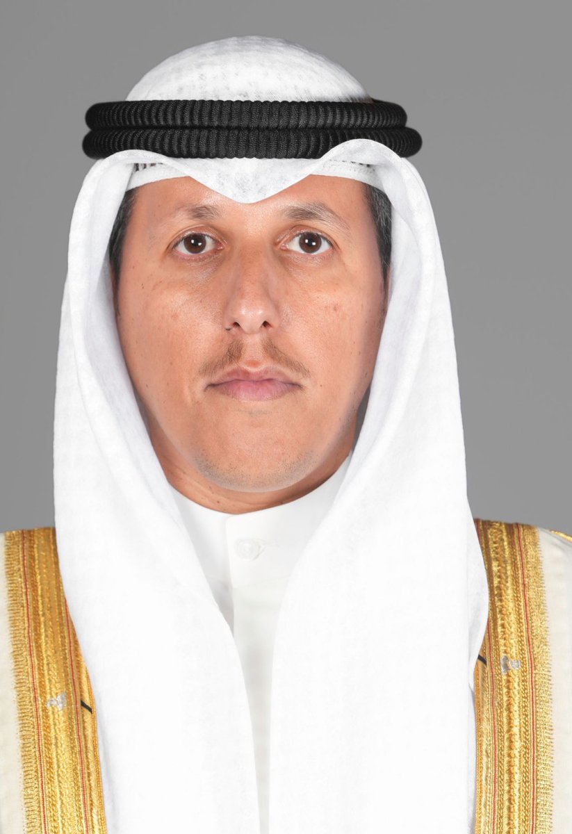 اعادة توزيع الموظفين على المحافظات جميعها بما يتناسب مع حاجة العمل التكدس في المحافظات الخارجية امر غير صحي وموظفين بلا عمل قصر العدل ومحكمة الرقعي يوجد بها عجز موظفين والتوزيع الصحيح يساعد في التكويت وتشغيل اكبر عدد ممكن من الموظفين  لاخذ الخبرة واكتساب المهارات ليحسن بيئة العمل