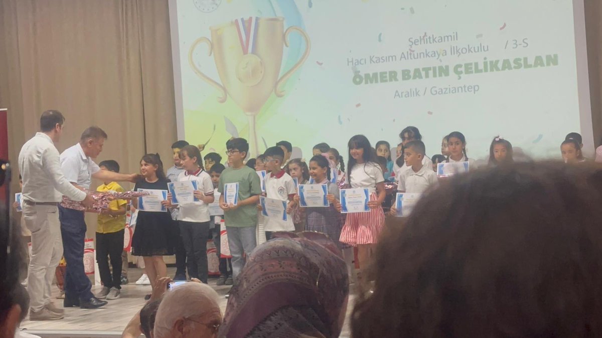 Okulumuz 4/B sınıfı öğrencilerinden Berra ve Nilsu il millî eğitimin düzenlediği Günden Kalanlar projesi kapsamında yazdıkları şiirler ödüle layık görüldü <a href="/kemalcebervali/">Kemal Çeber</a> <a href="/yasintepe/">Yasin TEPE</a> <a href="/ucrrbsrr/">Büşra Uçar</a> <a href="/burhan_yuksel23/">Burhan Yüksel</a> <a href="/katranci_mehmet/">Mehmet KATRANCI</a> #gundenkalanlar