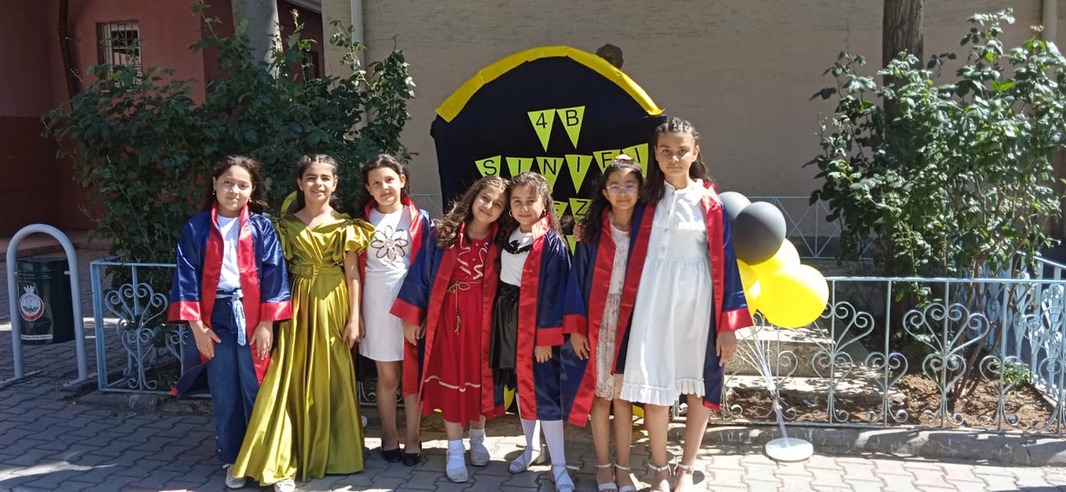 Okulumuz 4.B  Sınıf öğrencilerimizin Mezuniyet törenlerinden gözlerimizin önünde büyüyen birlikte öğrenip yeni keşifler yaşadığımız yol arkadaşlarımız yolunuz bahtiniz açık olsun <a href="/yasintepe/">Yasin TEPE</a> <a href="/ucrrbsrr/">Büşra Uçar</a> <a href="/burhan_yuksel23/">Burhan Yüksel</a> <a href="/katranci_mehmet/">Mehmet KATRANCI</a>