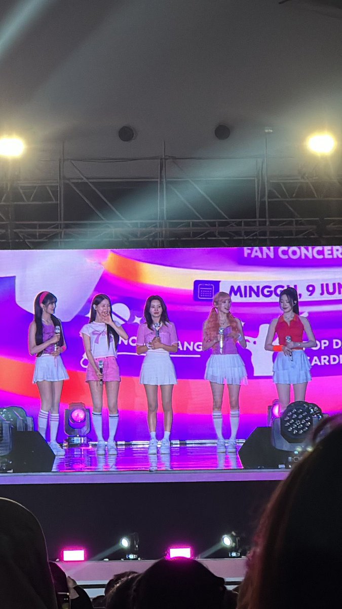berliachannn's tweet photo. Mimpi apa bisa liat (G)-IDLE langsung di Indonesia! Kayak liat bidadari turun dari khayangan huhuu😭 
Cantik-cantikkk dan lucu pula😭🩷

#GIDLE #GLOWFORIT https://t.co/Hd6WphQxQx