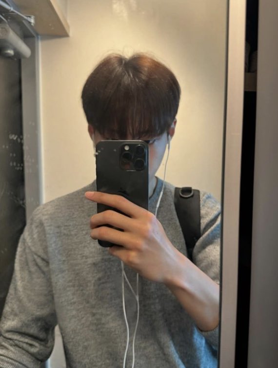TaehoonFrance's tweet photo. 📸 ⇢ INSTAGRAM

#TAEHOON (@/0.o.tae) : 🪞🪞🪞🐶

↳ @tan__official_ #TAN #티에이엔 #TAEHOON #방태훈 #태훈 https://t.co/FXecjg4lFS
