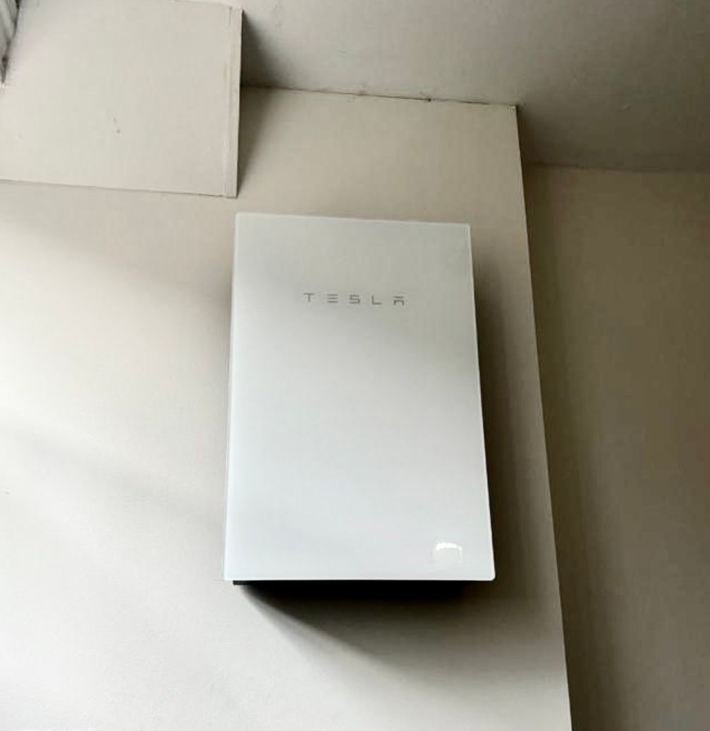 H2_Eco_Poole's tweet image. Another #TeslaBattery installation at a local home in #Dorset. 

With up to 13.5kWh of storage capacity, 5kW of continuous discharge capacity and the ability to run the house during a power cut, the #Powerwall is a great way to maximise the benefits of your renewable journey.