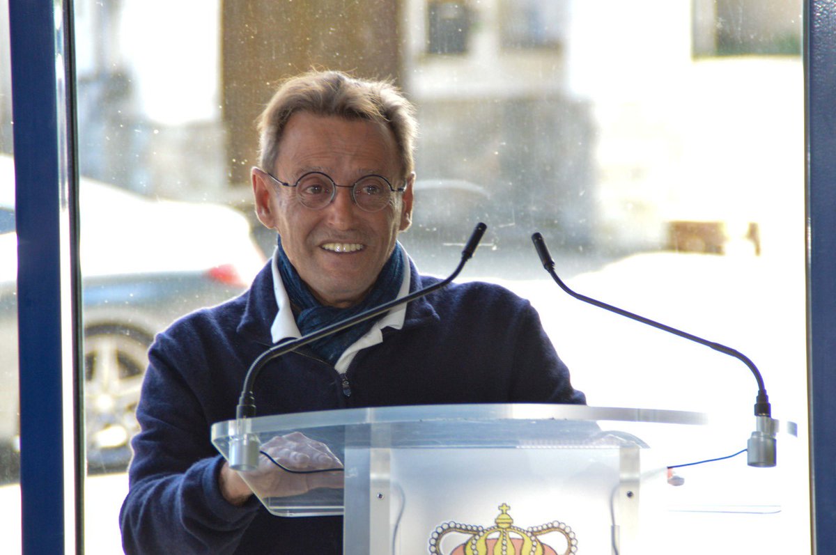 salsadechiles's tweet photo. Imágenes del homenaje a Paco Ron en Viavélez. Un abrazo con el maestro, mi presentación del acto, la alcaldesa de El Franco entregándole una placa y Paco en sus palabras agradecimiento. https://t.co/QIOFDXFkc9