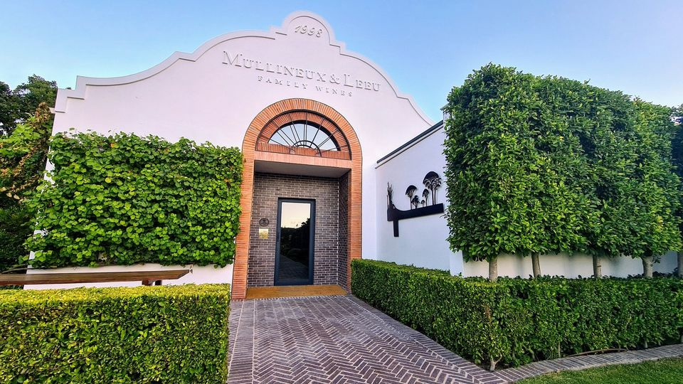 Franschhoek_SA's tweet image. Picture this: elegant glasses, comfy vibes, and a team of wine enthusiasts ready to guide you through a tasting tour of both Swartland and Franschhoek wines. 🍷

#WineStudio #LeeuEstates #LeeuPassant #LeeuCollection #DiscoverFranschhoek #FranschhoekWineValley