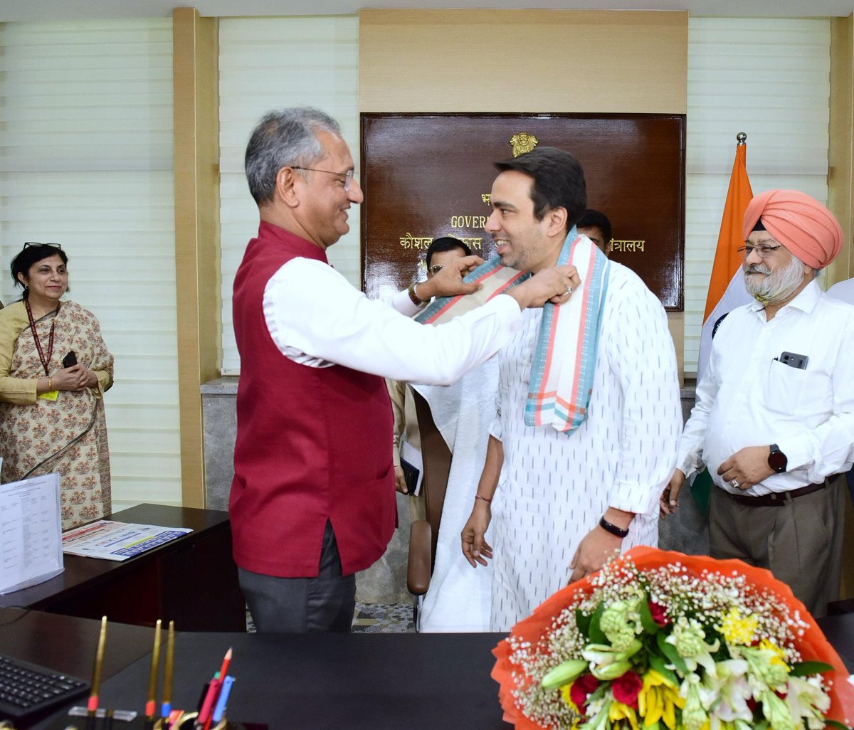माननीय राष्ट्रीय अध्यक्ष चौधरी जयन्त सिंह जी ने आज कौशल विकास एवं उद्यमिता मंत्रालय में पहुंचकर विभागीय अधिकारियों  की उपस्थिति में राज्य मंत्री ( स्वतंत्र प्रभार) का पदभार ग्रहण किया। नई शुरुआत के लिए चौधरी साहब को अनंत शुभकामनाएं💐💐

<a href="/jayantrld/">Jayant Singh</a>
<a href="/MSDESkillIndia/">Skill India</a>