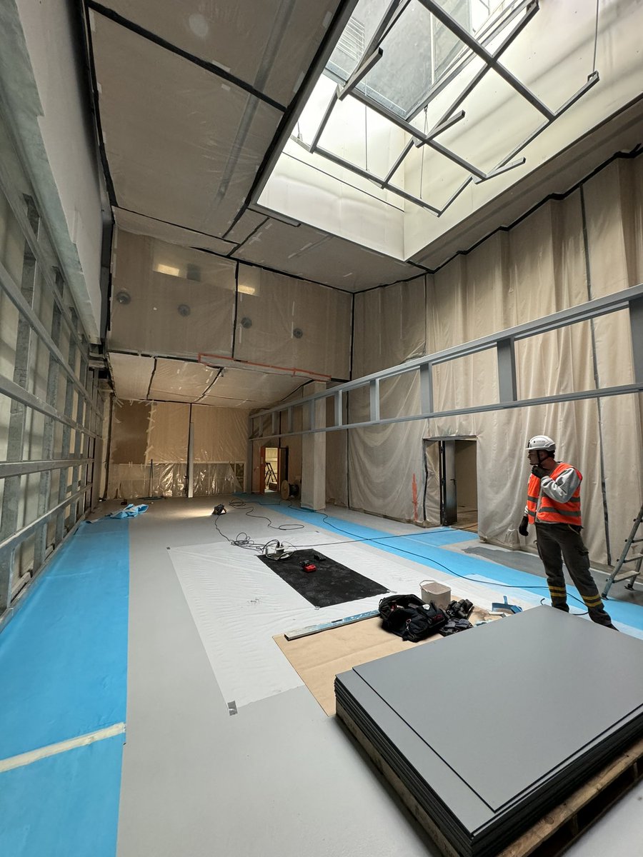 LyceeBTP_Paris's tweet photo. #travaux @LyceeBTP_Paris : dernière ligne droite pour les travaux de rénovation du lycée : 
Mur mitoyen : refait à neuf ✅ 
Étanchéité complète des sous-sols ✅
Préparation des salles d’atelier menuiserie alu verre : en cours.
Déménagement prévu le 24. 👍🏻🤞🏼 https://t.co/jyEjd4k5cS