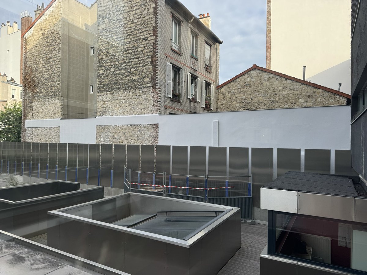 LyceeBTP_Paris's tweet photo. #travaux @LyceeBTP_Paris : dernière ligne droite pour les travaux de rénovation du lycée : 
Mur mitoyen : refait à neuf ✅ 
Étanchéité complète des sous-sols ✅
Préparation des salles d’atelier menuiserie alu verre : en cours.
Déménagement prévu le 24. 👍🏻🤞🏼 https://t.co/jyEjd4k5cS