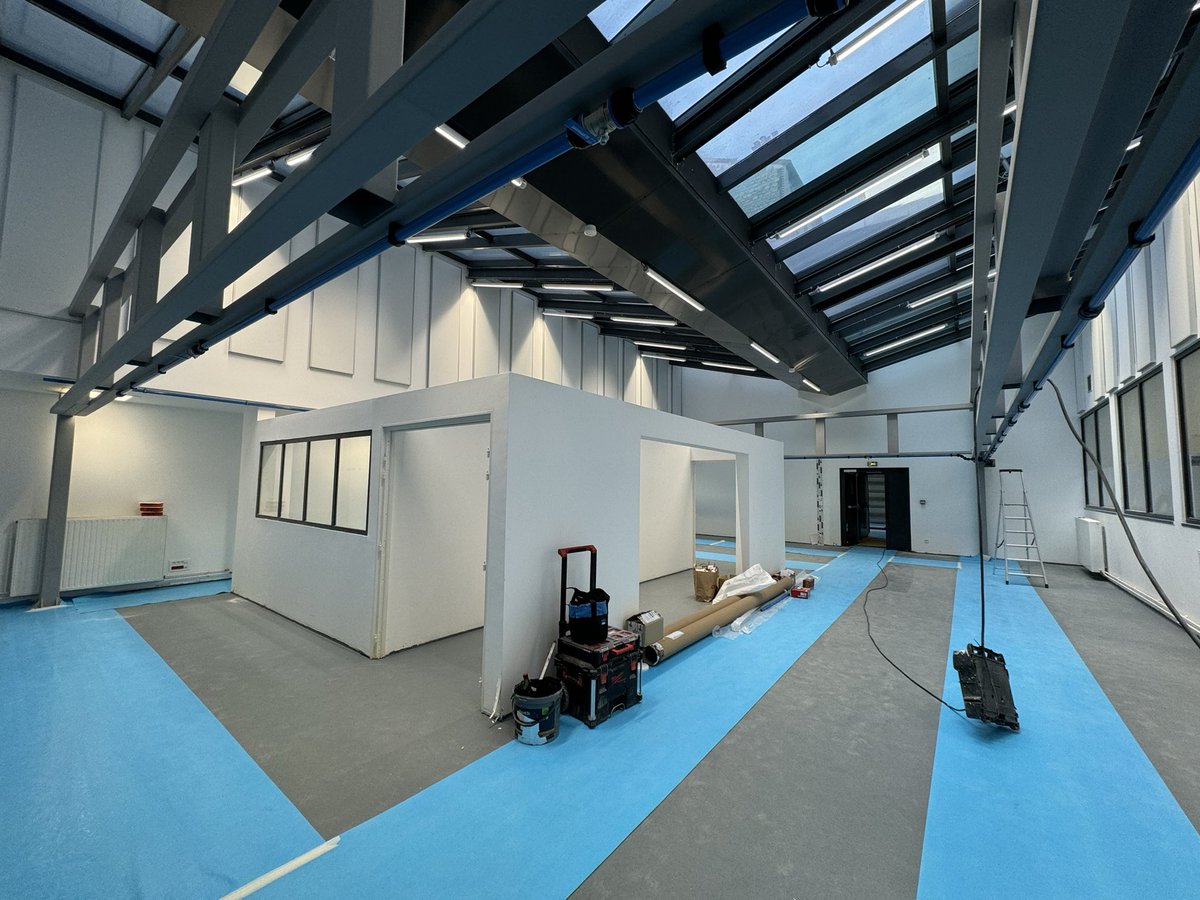 LyceeBTP_Paris's tweet photo. #travaux @LyceeBTP_Paris : dernière ligne droite pour les travaux de rénovation du lycée : 
Mur mitoyen : refait à neuf ✅ 
Étanchéité complète des sous-sols ✅
Préparation des salles d’atelier menuiserie alu verre : en cours.
Déménagement prévu le 24. 👍🏻🤞🏼 https://t.co/jyEjd4k5cS