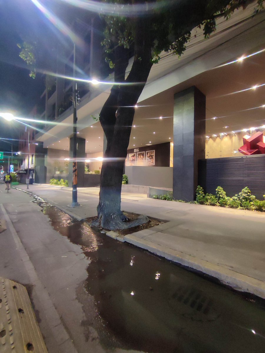SammRico's tweet photo. @SacmexCDMX ⚠️ fuga de agua (aparentemente potable) Av. Insurgentes Nte. 86, Cuauhtémoc, 06030 Ciudad de México, CDMX frente a MB plaza de la república https://t.co/sVa0XRAyOS