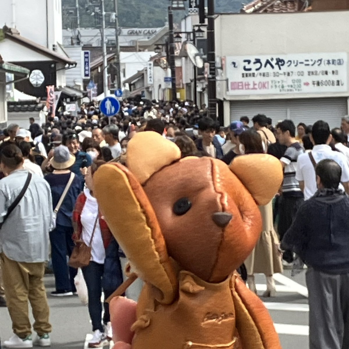 bell_sq's tweet photo. 今朝私のベルベア🧸ホテルから阪神梅田に来る道中落としちゃった😭
#ベルベア逃げた
続く→ https://t.co/cCY7Yv95Cd