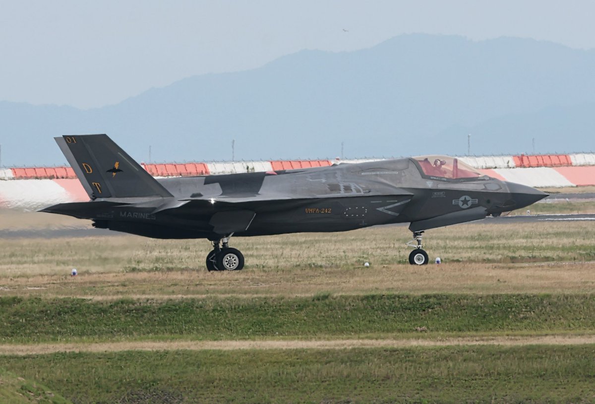 seagull678's tweet photo. 6/11 F-35B/DT01 背中に大コウモリ絵😱 https://t.co/U3PTgy3NFn