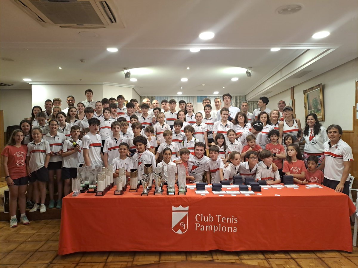 El pasado viernes la Escuela de Tenis hizo entrega de trofeos del Cto Navarro por equipos desde 2019 a 2023 y de los Ctos Vasco Navarro Riojano Cántabro de 2021 a 2023 en categorías, masculino y femenino, sub-10, alevín, infantil, cadete, junior, absoluto, veteranos y Liga de 3.