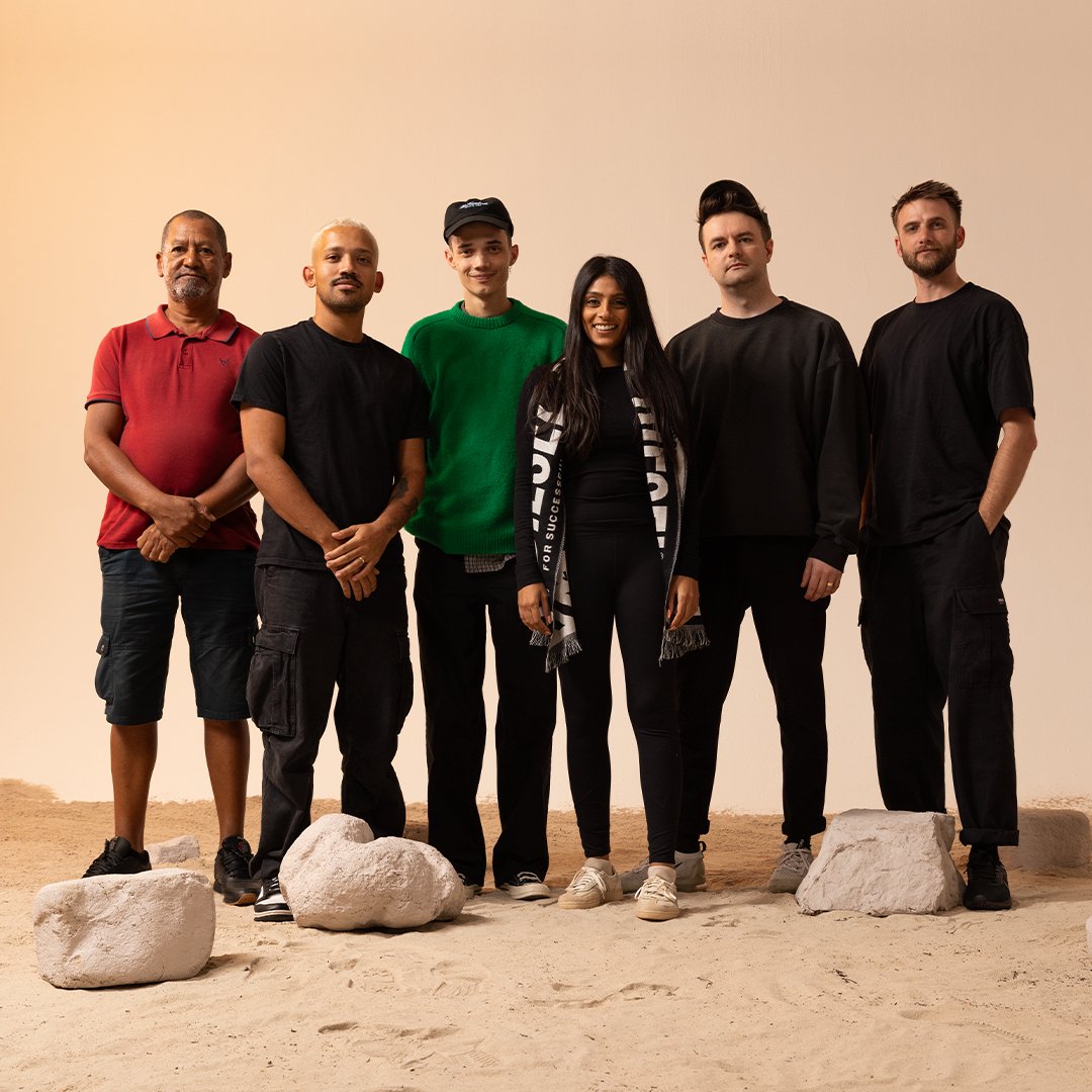 _humanstudio's tweet image. Some of the Human Studio team caught in the wild (on set for Anatomy). ✌️

Can you spot some missing faces? 😜