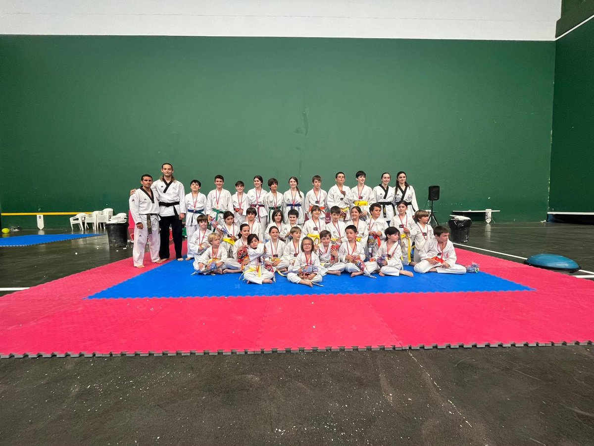 El pasado sábado 8 de junio tuvo lugar en el Club el tradicional torneo infantil de taekwondo. Este año se ha celebrado la edición número 26 y se dieron cita 88 taekwondistas de todos los clubes de Navarra. Por la tarde tuvo lugar la exhibición de nuestra escuela.
¡Felicidades!