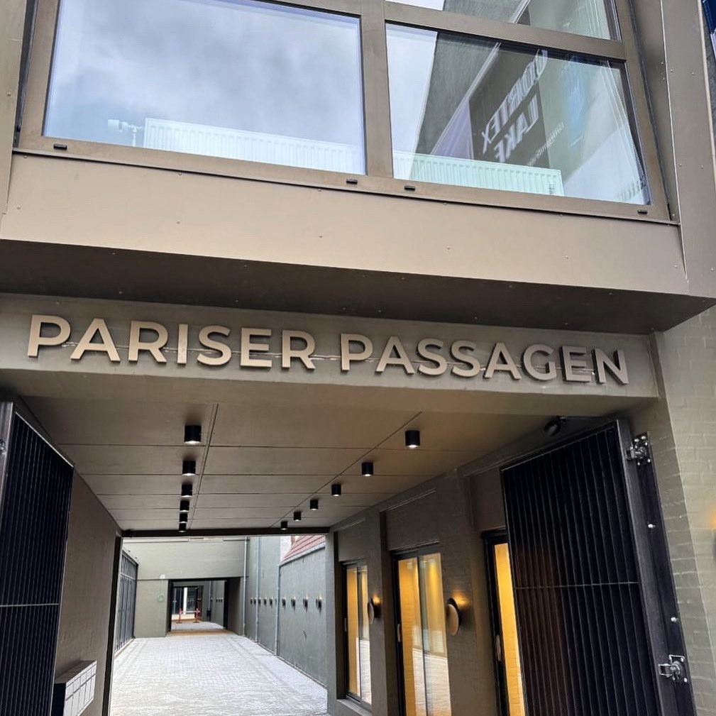 otwndk's tweet image. I dag åbner den nyrenoverede Pariser Passagen i hjertet af Odense. Der åbner snart en meget populær restaurant, som indtil videre kun ligger i København og Aarhus.

Renoveringen er gennemført af @BarfoedGroup 

#pariserpassagen #odense #otwn #nyodense