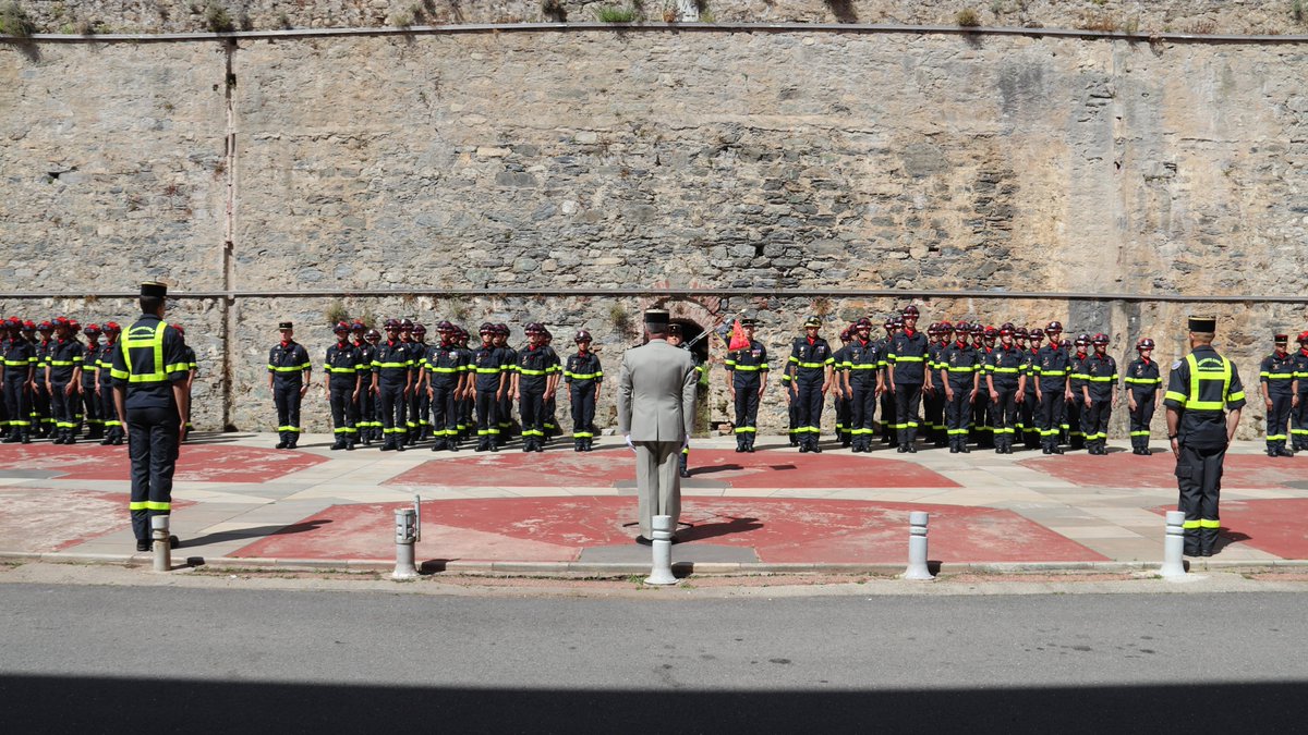 UIISC5CORTE's tweet image. #Cérémonie Le capitaine Sylvain quitte le commandement après 2⃣ années à la tête de la 1° compagnie d&apos;intervention, tandis que le capitaine Nicolas prend sa place. Félicitations au capitaine Nicolas et bon vent au capitaine Sylvain.
#FORMISC @Uiisc7 @uiisc1 @emia_tn @VilleCorti