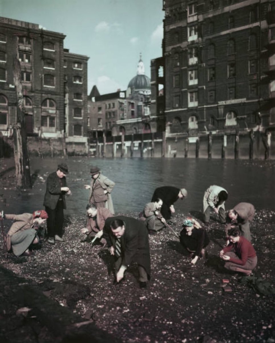 Time I smartened up a bit I think.
Mudlarks in 1948.

#mudlarking #mudlark #Larking