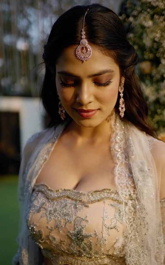 GPxjRwuXoAA5T-H?format=jpg&name=900x900