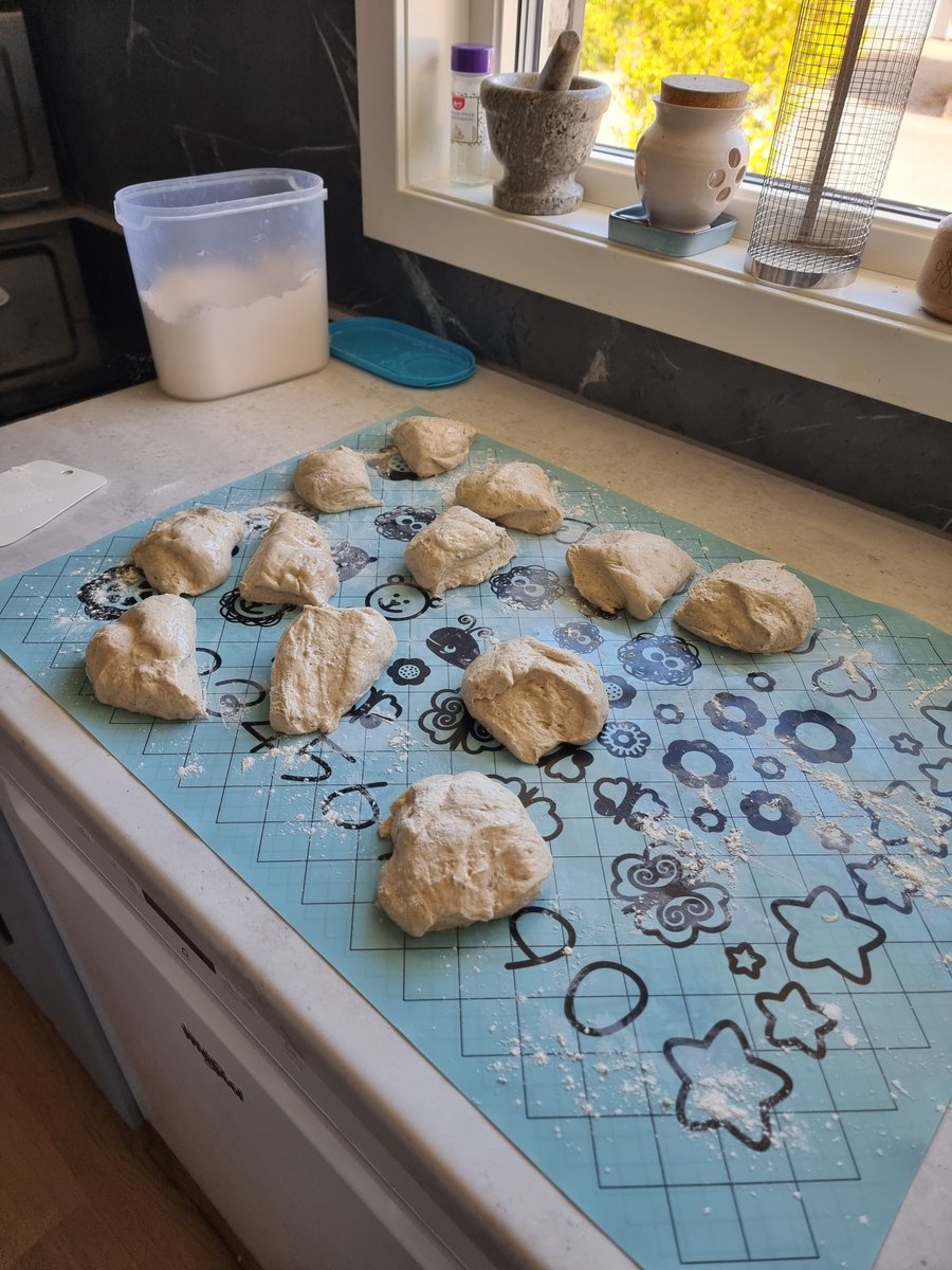 PBodeang's tweet image. Surdegsfrallor som väntar på att bli gräddade