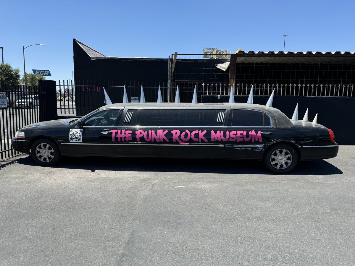 yugo1008's tweet image. LAS VEGASのPUNK ROCK MUSEUM行って来ました！とても2時間ではじっくりとは見れないほどの大量のグッズや写真が一杯でした！ちなみに、ラモーンズグッズはドイツのラモーンズ・ミュージアムから借りて展示してありました。
#THEPUNKROCKMUSEUM #パンクロックミュージアム #PUNKROCKMUSEUM