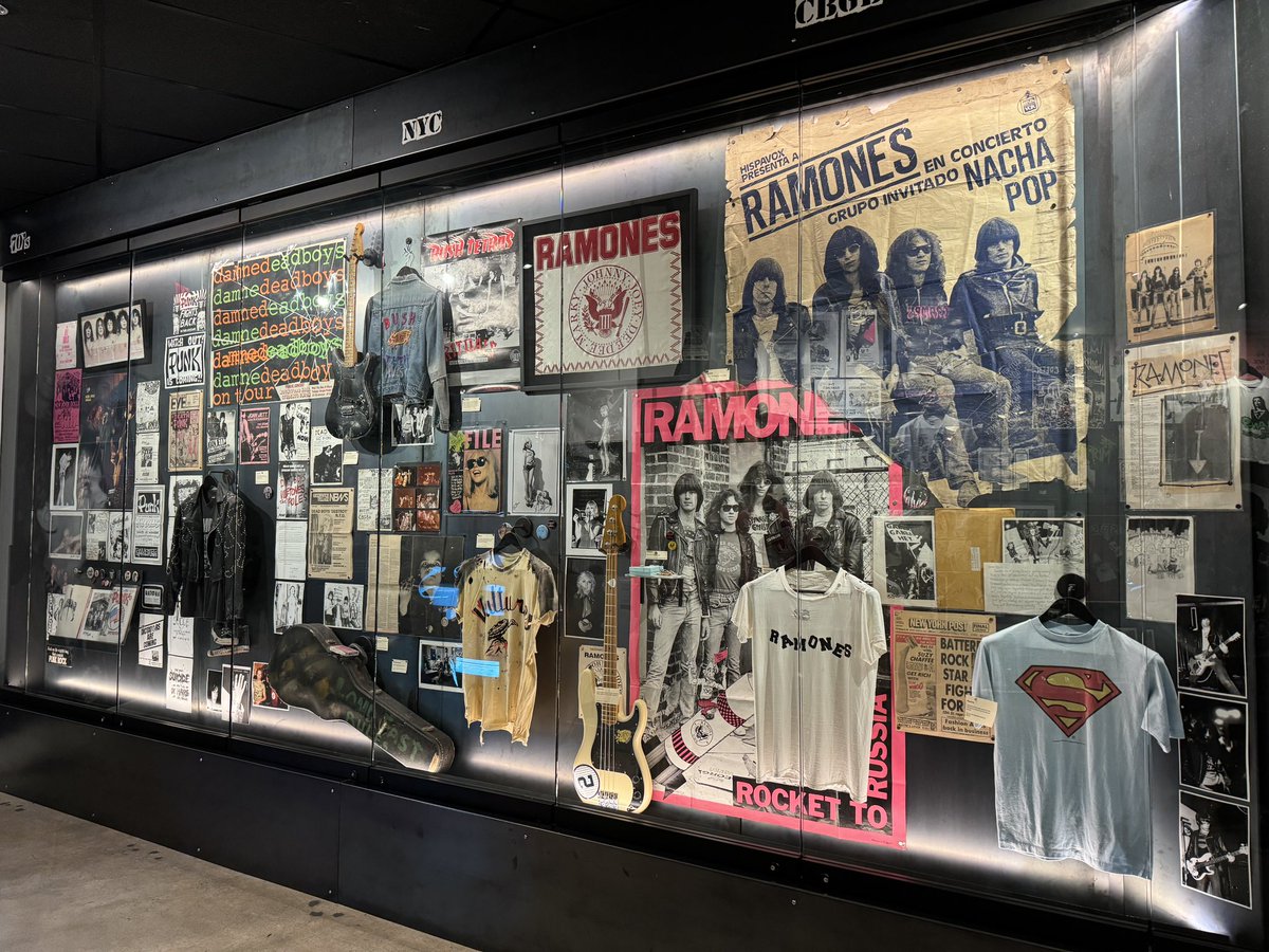 yugo1008's tweet image. LAS VEGASのPUNK ROCK MUSEUM行って来ました！とても2時間ではじっくりとは見れないほどの大量のグッズや写真が一杯でした！ちなみに、ラモーンズグッズはドイツのラモーンズ・ミュージアムから借りて展示してありました。
#THEPUNKROCKMUSEUM #パンクロックミュージアム #PUNKROCKMUSEUM